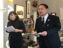 原田町長が湧別町アート展の開幕を宣言する写真