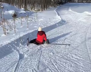 スキーで転ぶ隊員