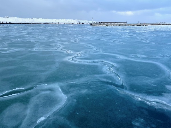 うっすら凍った湧別漁港