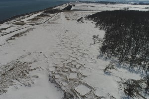 3月27日前日の雪でうっすら雪化粧のシブノツナイ竪穴住居跡