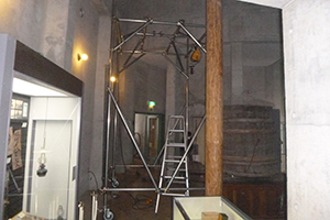 薄荷窯を展示台に吊り上げる滑車