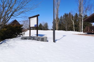 雪に埋もれる公園の看板