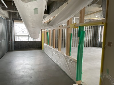 廊下のモルタル工事や教室の壁の設置が進んでいます