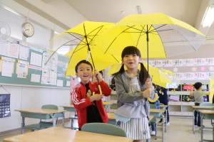 傘を差す子どもたちの写真