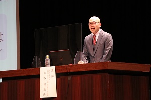 講演する米本さんの写真
