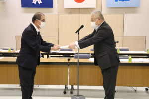 刈田町長より岩佐委員長へ諮問書が提出されました