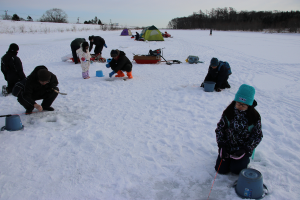 氷下釣りを体験する塾生