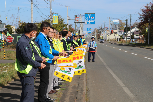 交通安全旗で安全運転を啓発する参加者